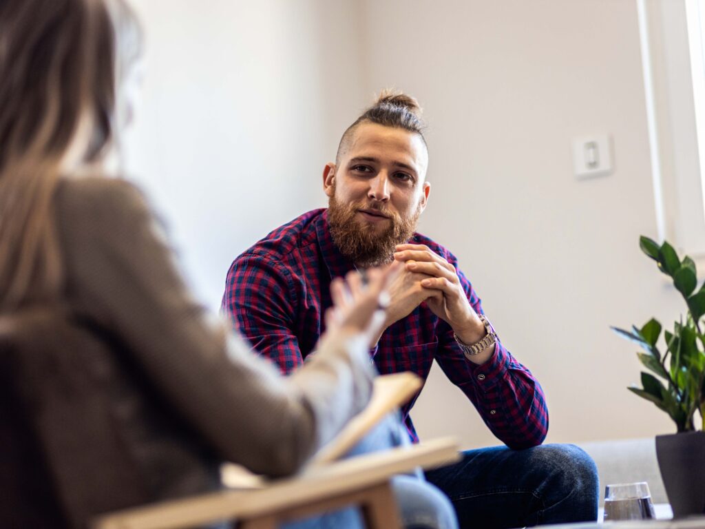 Vrouwelijke zorgverlener in gesprek