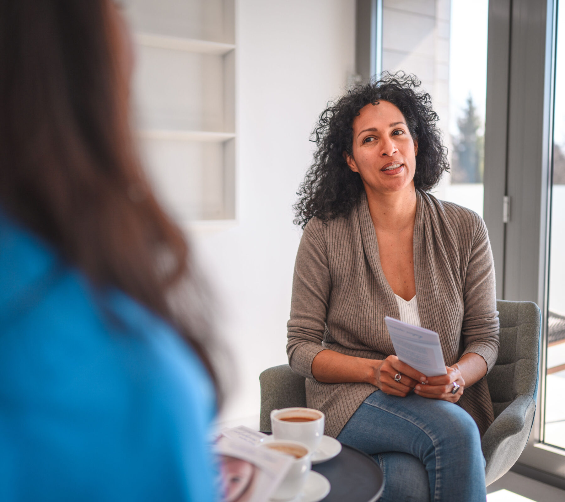 Twee mensen met elkaar in gesprek Twee mensen met elkaar in gesprek