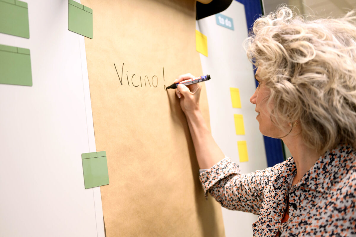 Vicino op whiteboard Vicino wordt op whiteboard geschreven